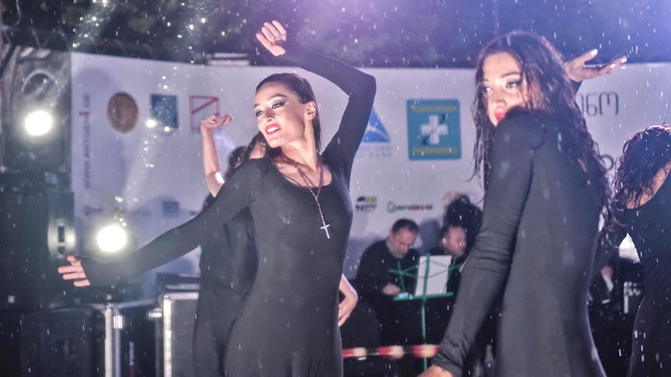 Sukhishvili ensemble performs under the rain at Art Gene festival geotv.ge